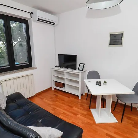 Lu With Free Parking