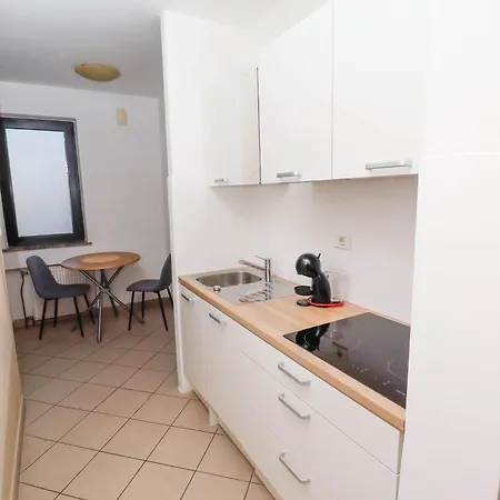 Lu With Free Parking *