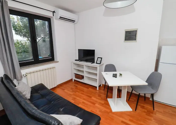 Lu With Free Parking